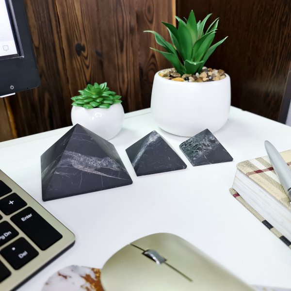 картинка Пирамида с кварцем 4 см от интернет- магазина Планета шунгита