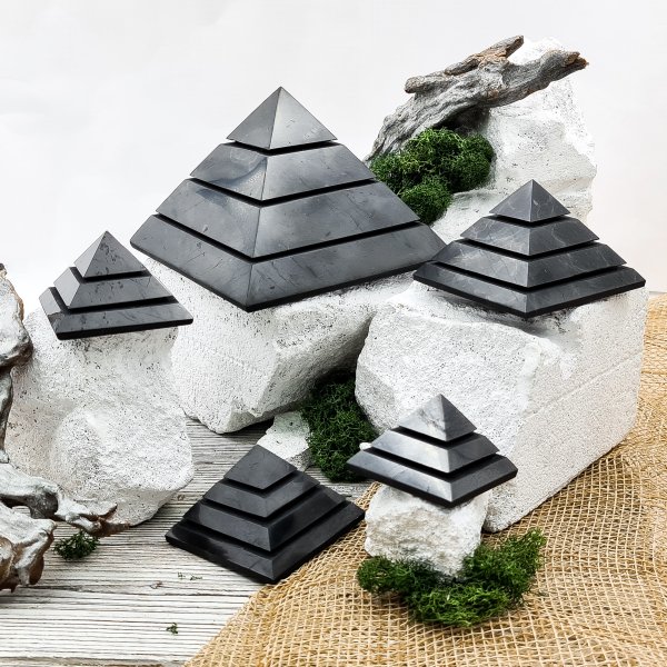 картинка Пирамида Саккара 7 см, шунгит от интернет- магазина Планета шунгита