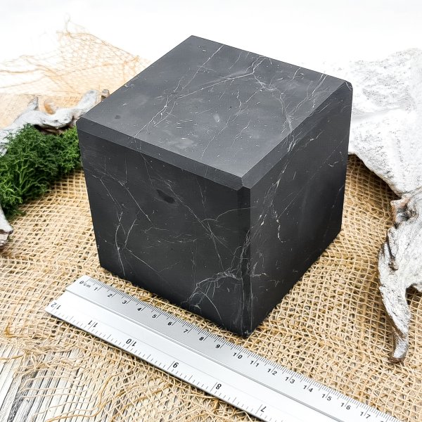 картинка Куб шлифованный 10 см, шунгит от интернет-магазина Планета Шунгита