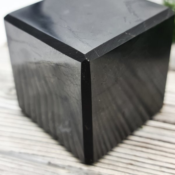 картинка Куб полированный 5 см, шунгит от интернет-магазина Планета Шунгита