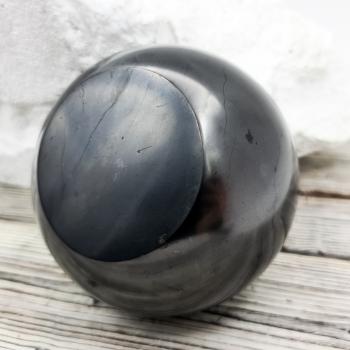 Скошенный шар Шунгит 10 см полированный, шунгит