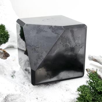 Куб полированный со скошенным краем 8 см, шунгит