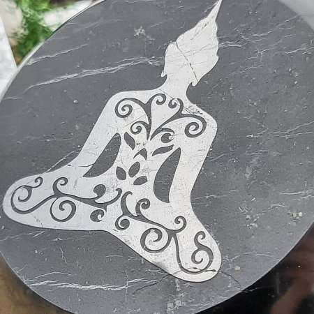 Скошенный шар с глубокой гравировкой Будда 10 см, шунгит