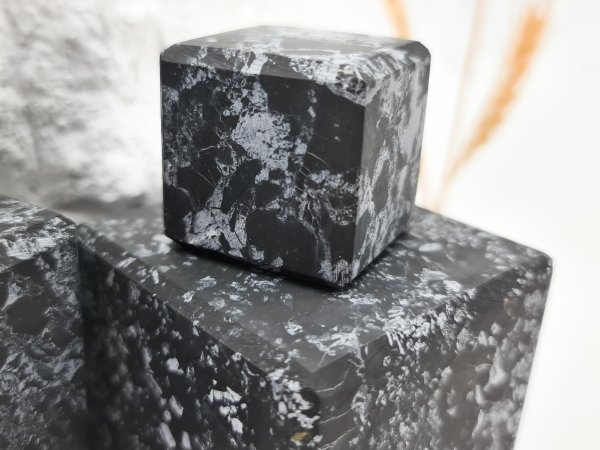картинка Куб с кварцем 5 см, шунгит от интернет-магазина Планета Шунгита