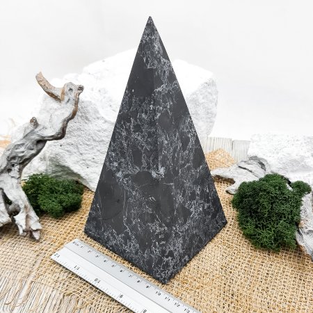 Пирамида Голода с кварцем 10 см, шунгит
