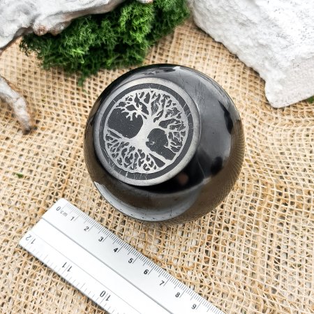 Скошенный шар с глубокой гравировкой Дерево жизни 8 см, шунгит