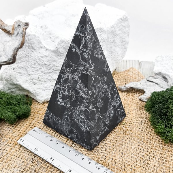 картинка Пирамида Голода с кварцем 8 см, шунгит от интернет- магазина Планета шунгита