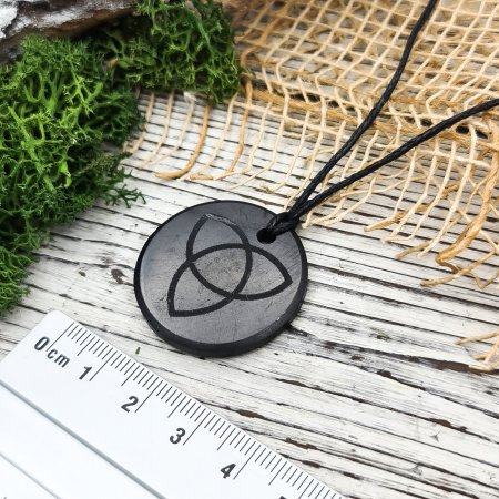 Кулон "Трикветр" 3 см, шунгит