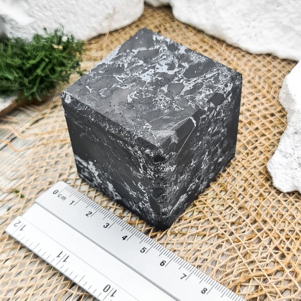 картинка Куб с кварцем 5 см, шунгит от интернет-магазина Планета Шунгита