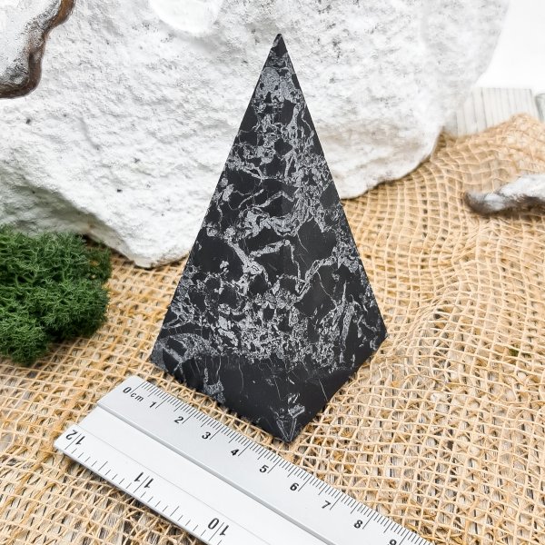 картинка Пирамида Голода с кварцем 5 см, шунгит от интернет- магазина Планета шунгита