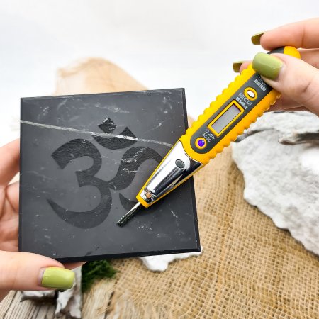 Плитка квадратная шлифованная с гравировкой Ом, шунгит