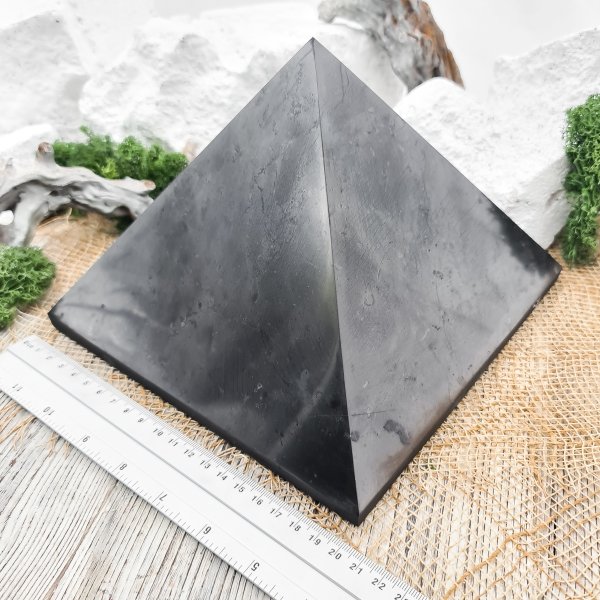 картинка Пирамида полированная 20 см, шунгит от интернет- магазина Планета шунгита