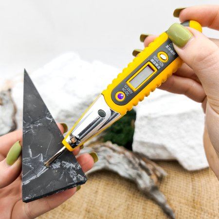 Пирамида Голода с кварцем 4 см, шунгит