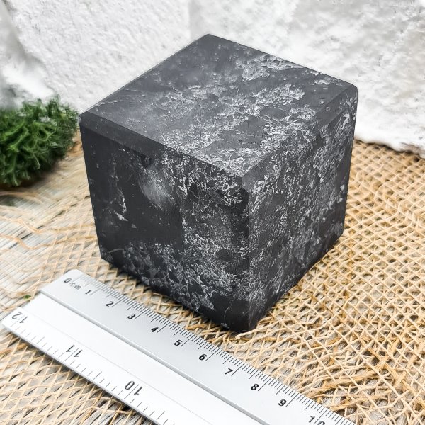 картинка Куб с кварцем 6 см, шунгит от интернет-магазина Планета Шунгита