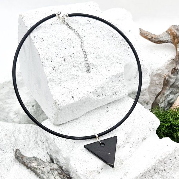 Картинка Чокер с подвеской "Женский треугольник", шунгит от интернет-магазина Планета шунгита