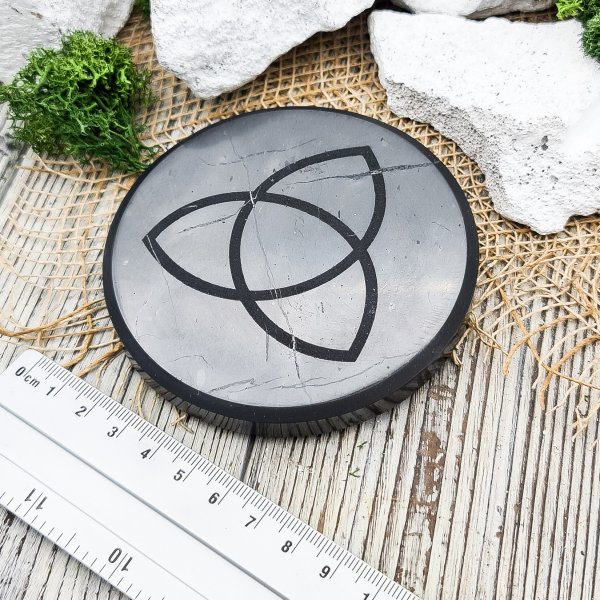 картинка Плитка круглая полированная c гравировкой Трикветр 10 см, шунгит от интернет-магазина Планета Шунгита