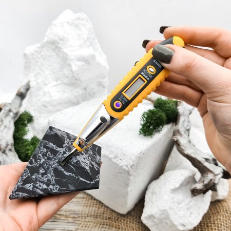 Пирамида с кварцем 7 см, шунгит