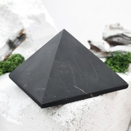 Пирамида шлифованная 9 см, шунгит
