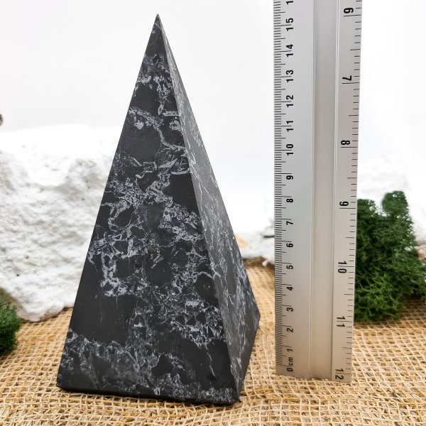картинка Пирамида Голода с кварцем 8 см, шунгит от интернет- магазина Планета шунгита
