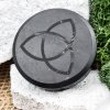 Плитка круглая полированная c гравировкой Трикветр 5 см, шунгит