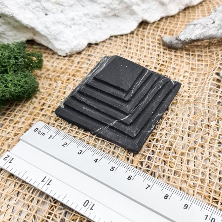 Пирамида ребристая 5 см, шунгит