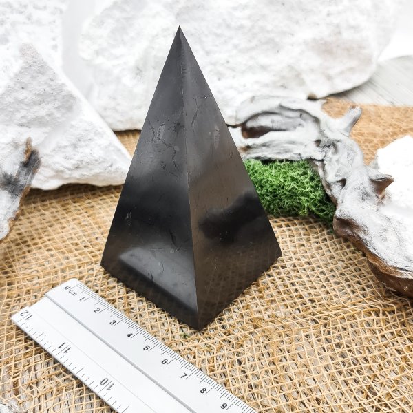 картинка Пирамида Голода полированная 6 см, шунгит от интернет- магазина Планета шунгита