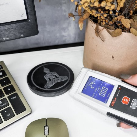 Плитка круглая полированная с гравировкой Будда (шлифованный фон), шунгит