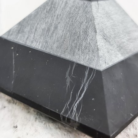 Пирамида-гармонизатор шунгит/талькохлорит, шунгит