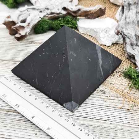 Пирамида шлифованная 11 см, шунгит