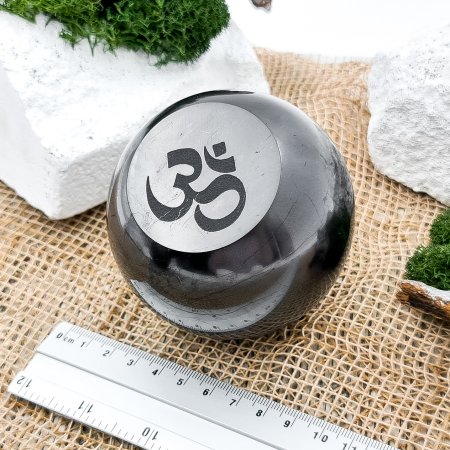 Скошенный шар с гравировкой Ом , шунгит