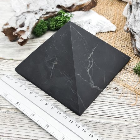 Пирамида шлифованная 12 см, шунгит