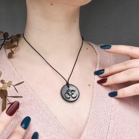 Кулон "ОМ" 3 см, шунгит