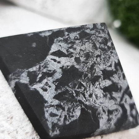 Пирамида с кварцем 4 см, шунгит