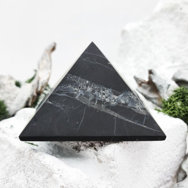 картинка Пирамида с кварцем 8 см от интернет- магазина Планета шунгита