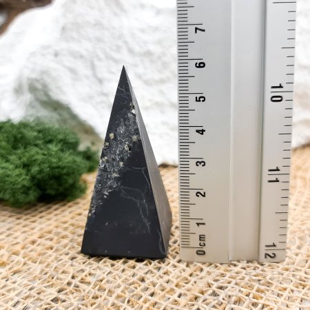 Пирамида Голода с кварцем , шунгит
