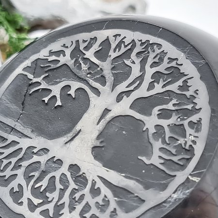 Скошенный шар с глубокой гравировкой Дерево жизни 8 см, шунгит