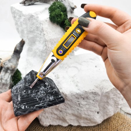 Пирамида ребристая с кварцем 7 см, шунгит