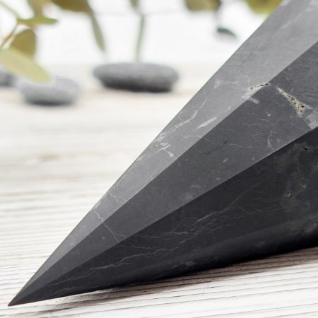 Пирамида восьмигранная шлифованная 5 см, шунгит