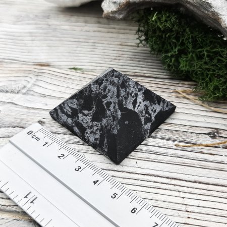 Пирамида с кварцем 4 см, шунгит