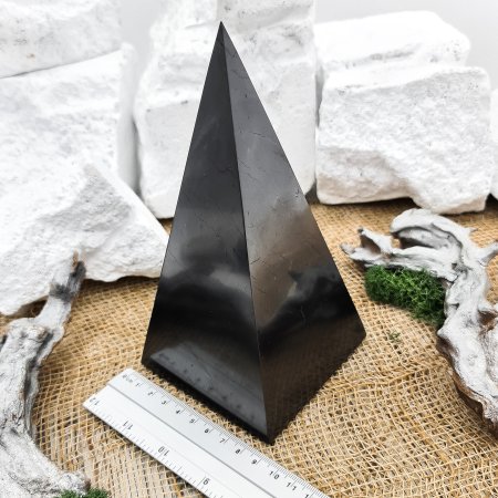 Пирамида Голода полированная 9 см, шунгит