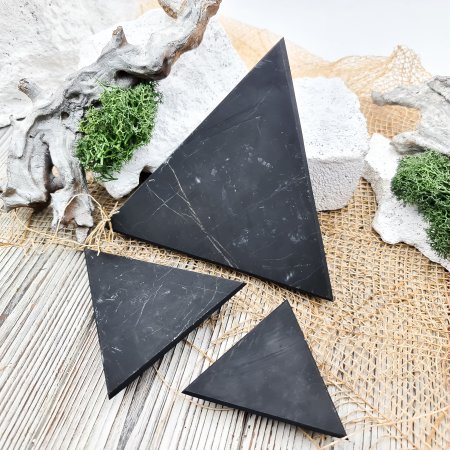 Подставка для шара/яйца треугольная большая, шунгит Подставка для шара/яйца треугольная большая, шунгит