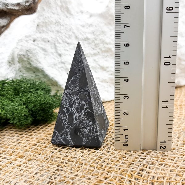 картинка Пирамида Голода с кварцем 3 см, шунгит от интернет- магазина Планета шунгита