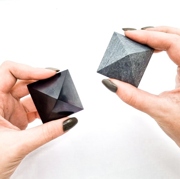 картинка Пирамиды гармонизаторы шунгит/талькохлорит 4 см, шунгит от интернет-магазина Планета Шунгита