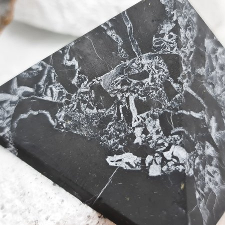 Пирамида с кварцем 6 см, шунгит