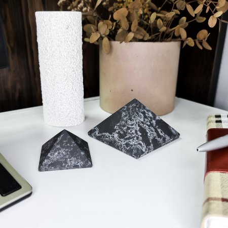 Пирамида с кварцем 10 см, шунгит