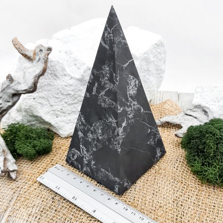 Пирамида Голода с кварцем 9 см, шунгит