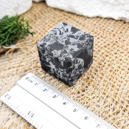 Куб с кварцем 3 см, шунгит