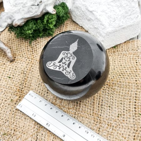 Скошенный шар с глубокой гравировкой Будда 10 см, шунгит