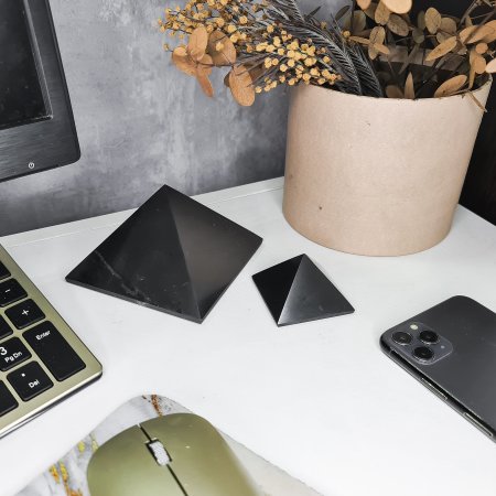 Пирамида полированная 5 см, шунгит Пирамида полированная 5 см, шунгит