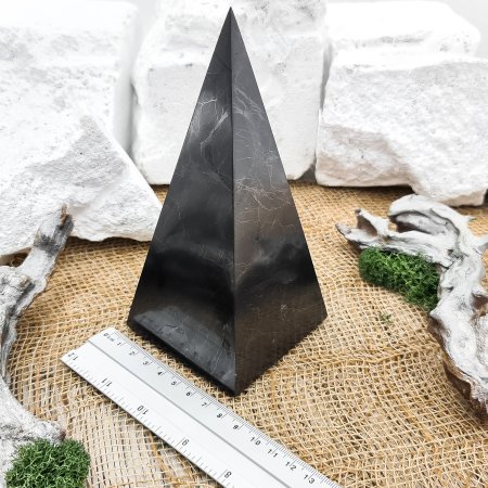 Пирамида Голода полированная 8 см, шунгит